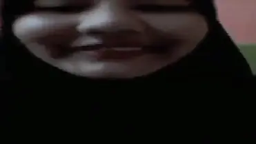 Cewek Jilbab 16 Tahun Mulus Pamer Tubuh Depan Kamera